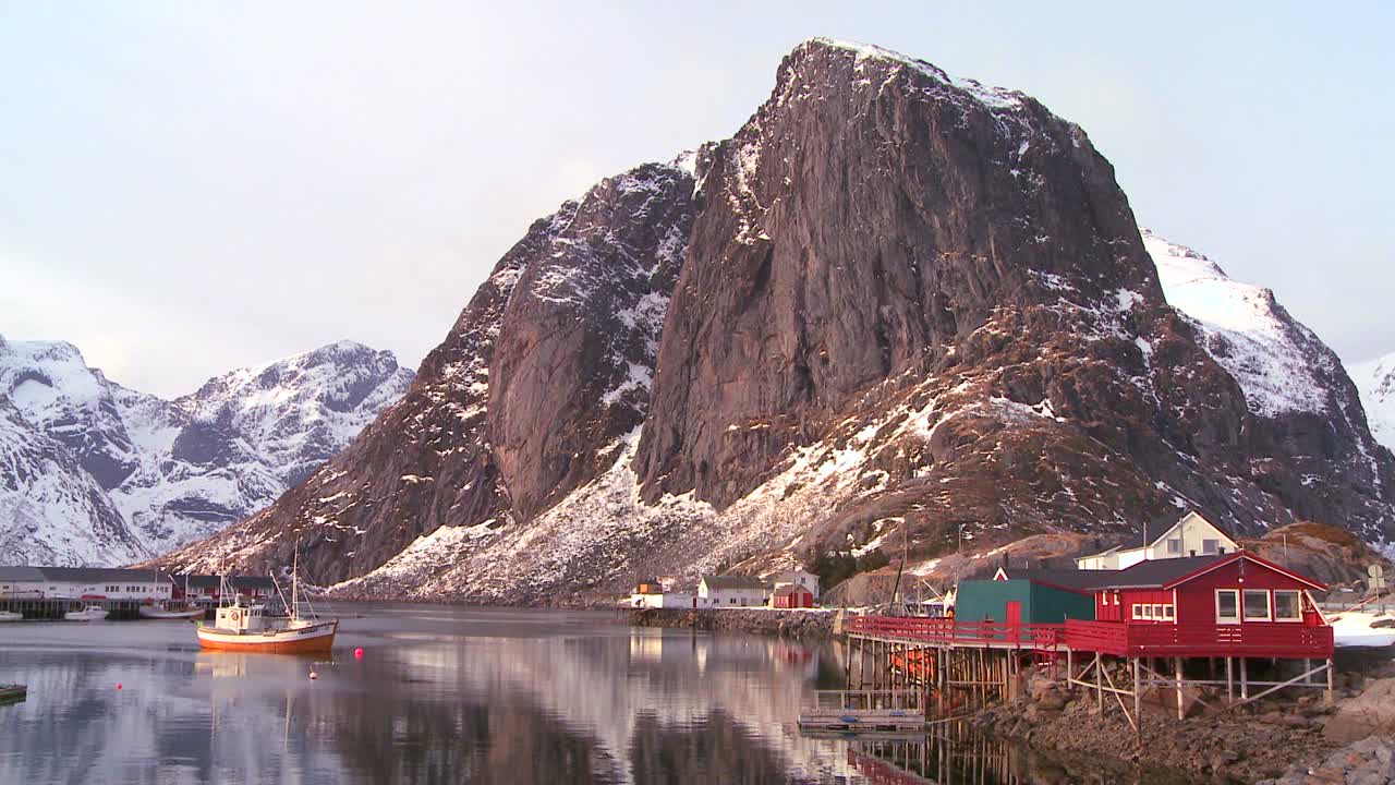 una hermosa vista de un puerto en un pueblo en las islas árticas lofoten noruega 1