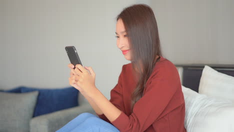스마트폰으로 문자 메시지를 보내는 예쁜 젊은 여성의 클로즈업