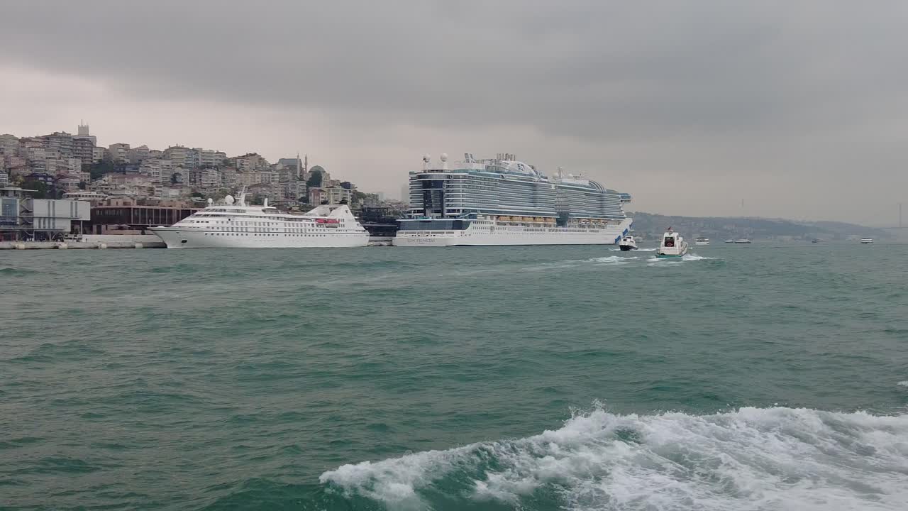 buque de crucero en el puerto de estambul