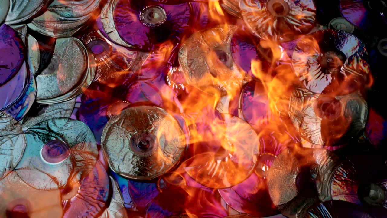 los discos compactos se derriten bajo la poderosa llama caliente del fuego