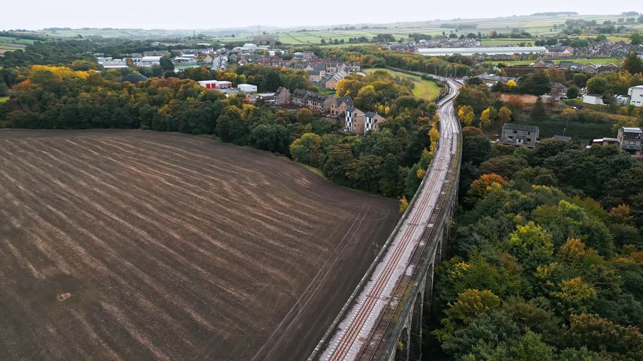 видеосъемка с дрона железнодорожного виадука пенистоун возле барнсли, южный йоркшир