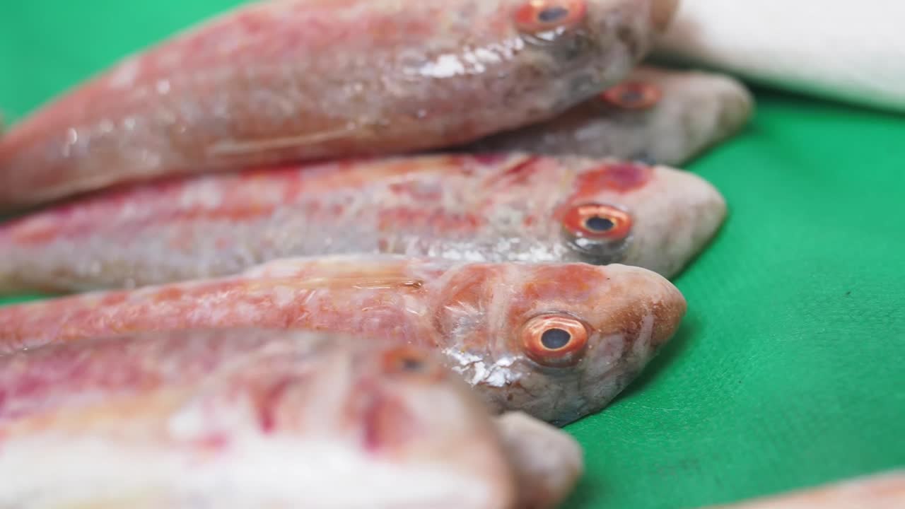 peces rojos frescos expuestos en el mercado
