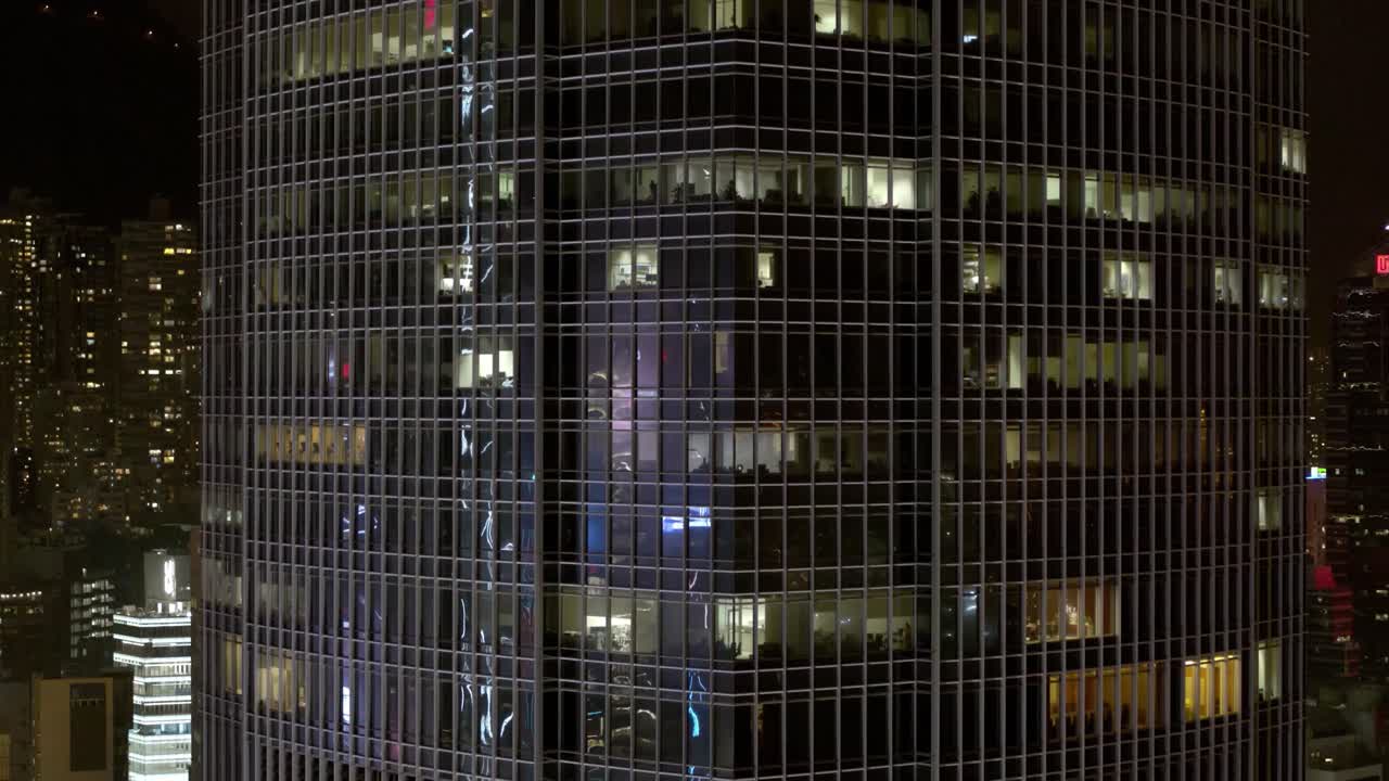 vista nocturna de un rascacielos moderno en una ciudad