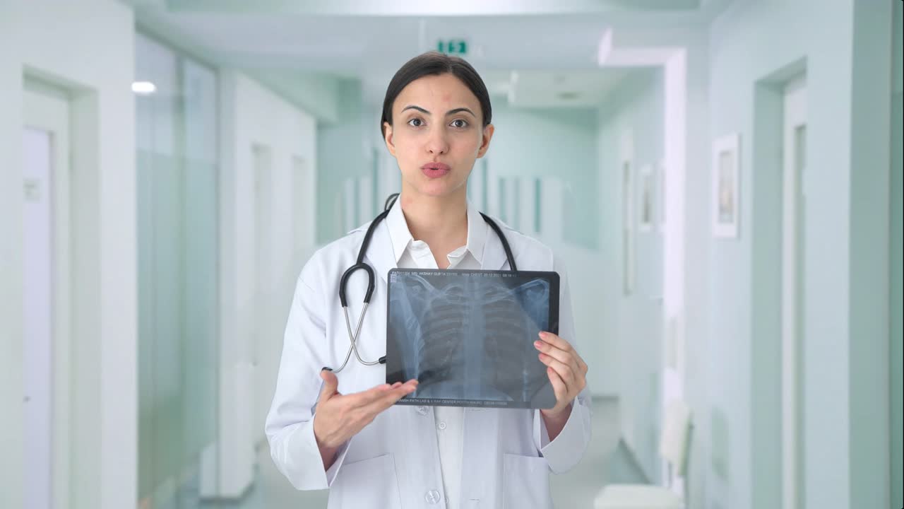 doctora india explicando los rayos x al paciente