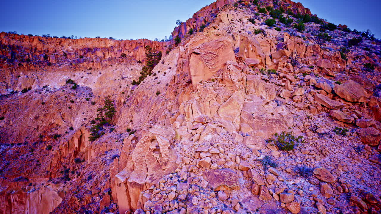 Riprese aeree che catturano la profondità spettacolare di un canyon e formazioni rocciose rosse nel Nuovo Messico