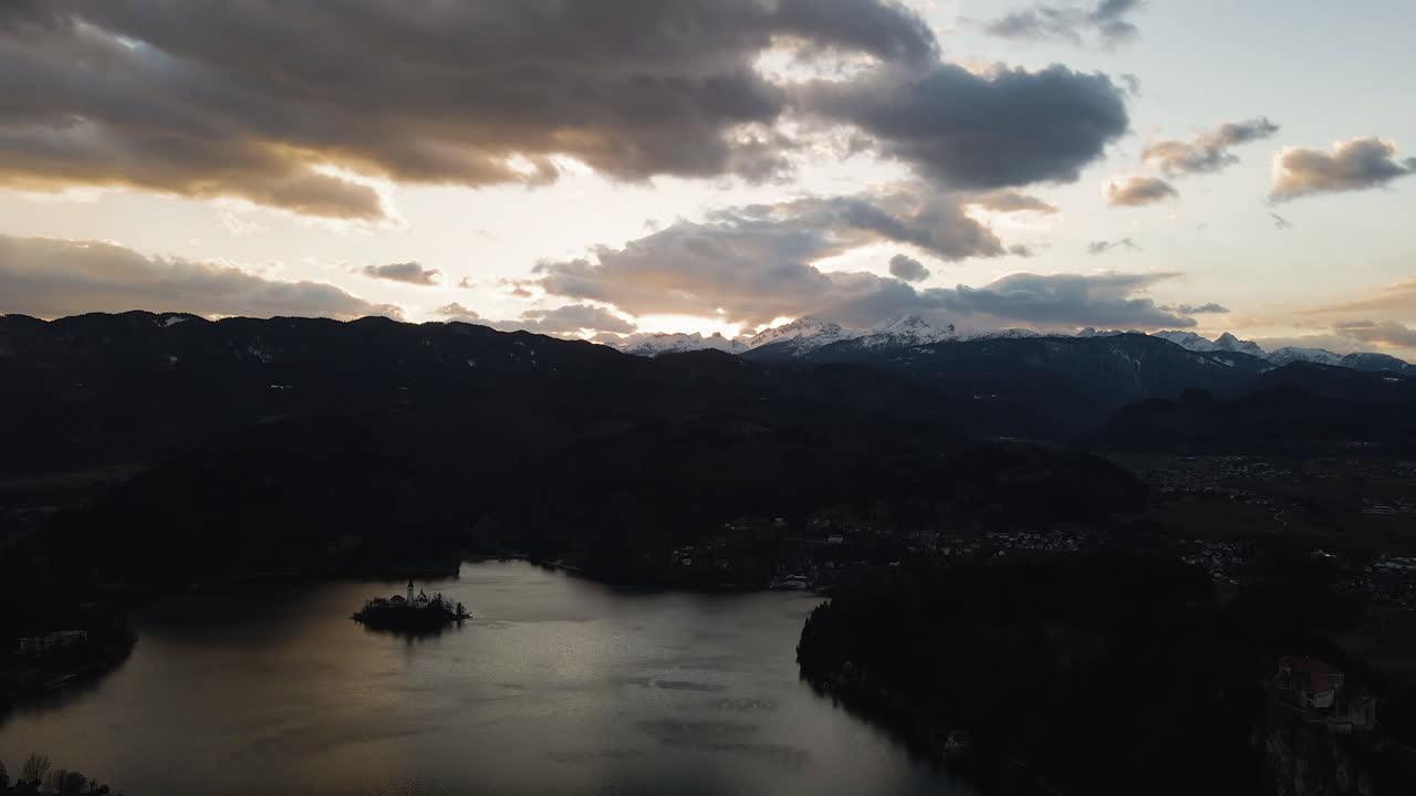 vista a gran altitud sobre el lago bled, eslovenia - fondo de montaña nevada