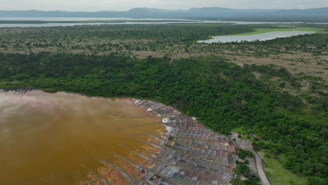 vistas aéreas sobre el lago katwe con obras de sal visibles