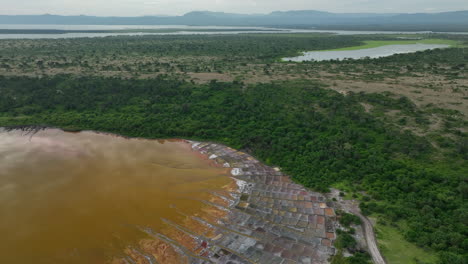 Vistas-Aéreas-Sobre-El-Lago-Katwe-Con-Salinas-Visibles.