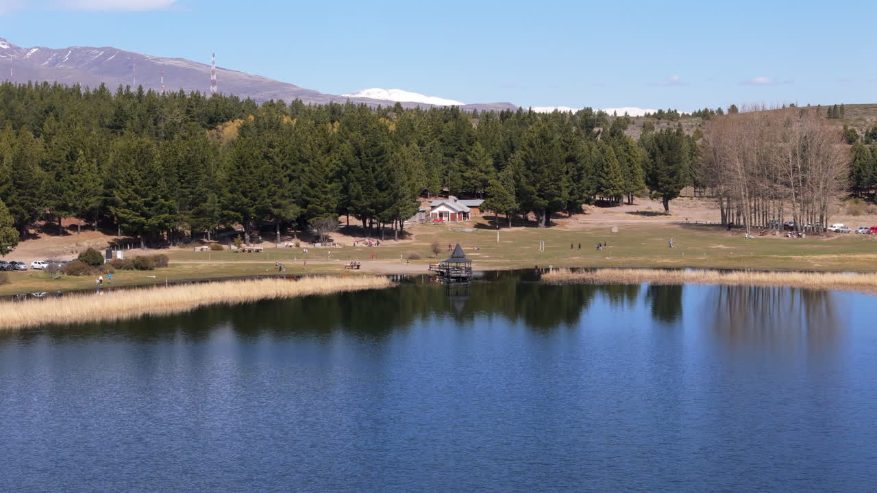 파타고니아, 아르헨티나 에스 근처에 있는 아름다운 자연 보호구역인 라제타 호수 (la zeta lagoon) 에서 빛을 즐기는 관광객들은 안데스 산맥이 평온한 물 표면에 반사되는 모습을 볼 수 있습니다.