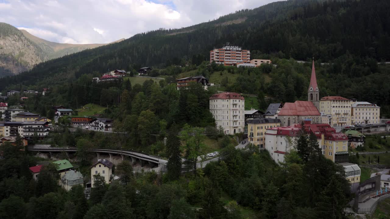 Vista pittoresca di Bad Gastein adagiata in una valle nelle Alpi