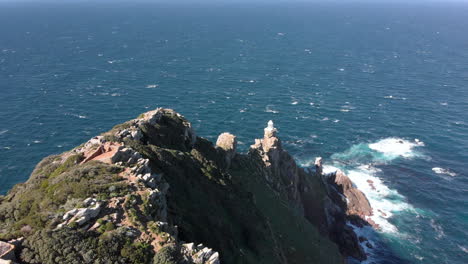 Toma-Aérea-De-Personas-Caminando-Hacia-Un-Mirador-En-Cape-Point,-Paisajes-Asombrosos