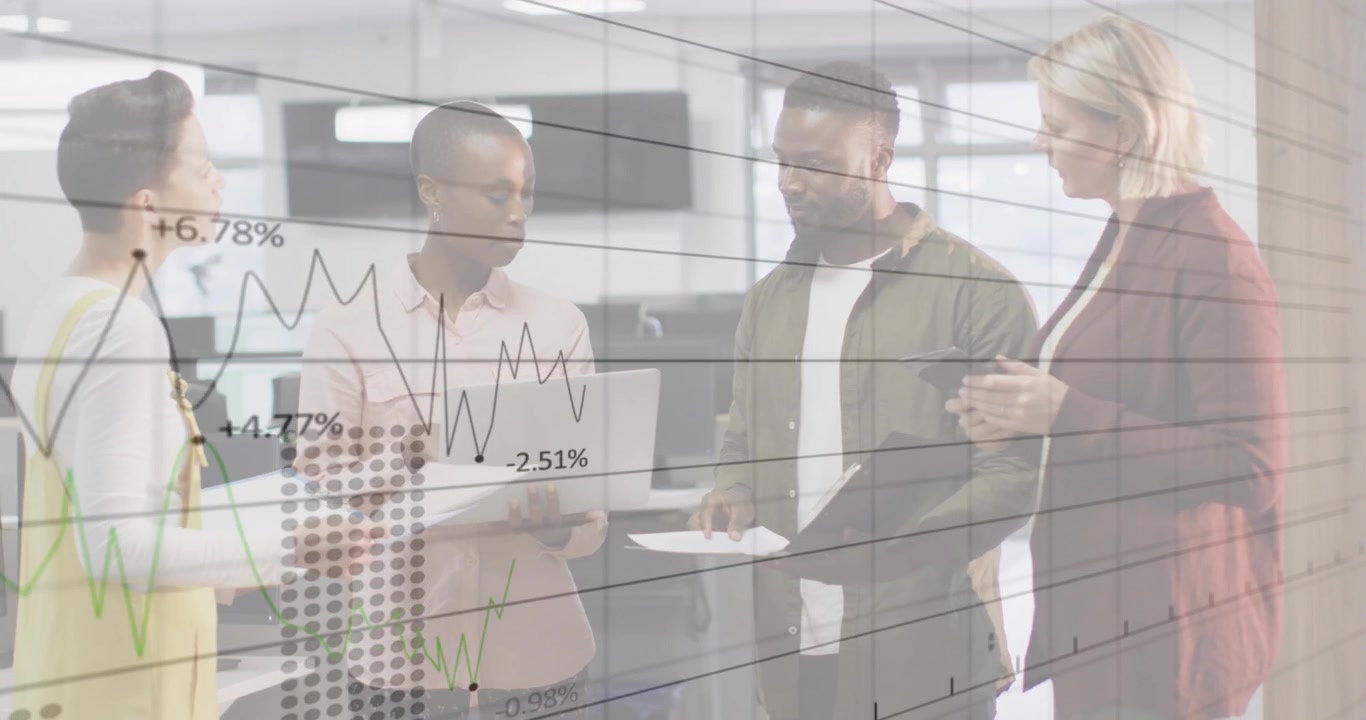 Animação do processamento de dados financeiros sobre diversos empresários no escritório