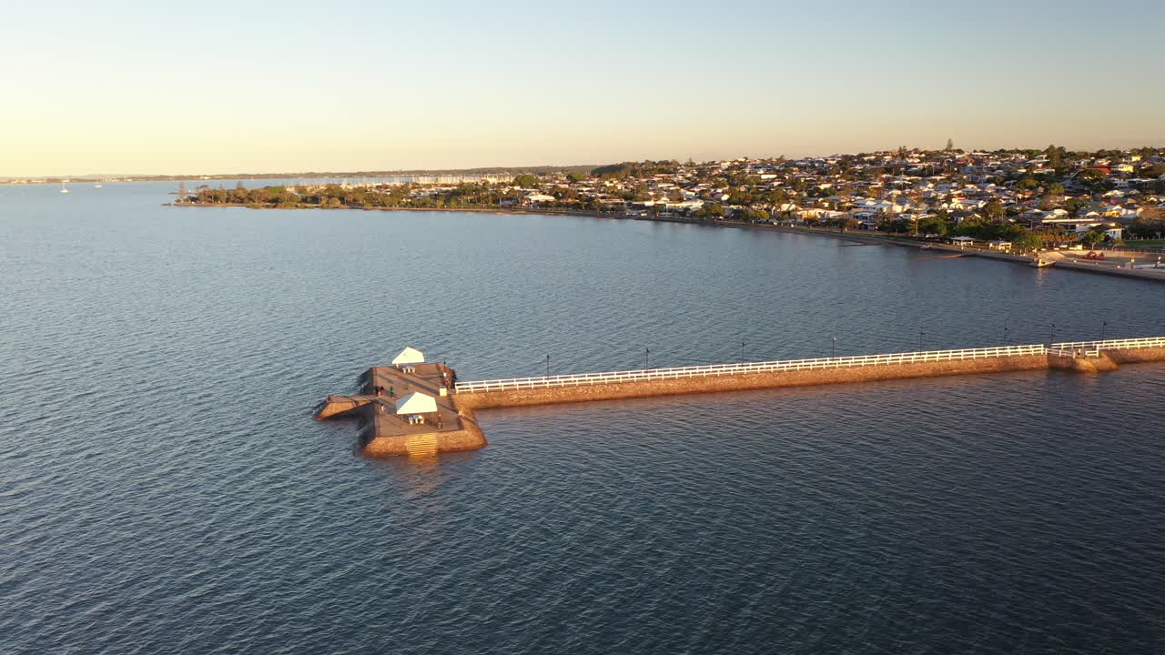 일몰 공중에서 부두