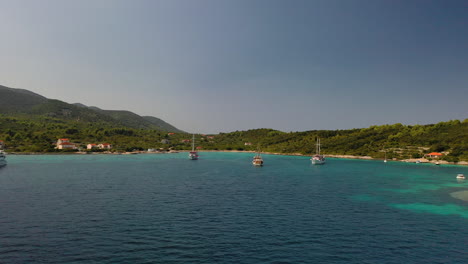 Veleros-Anclados-En-La-Costa-Mediterránea-De-Croacia,-Vista-Aérea-De-Muñecas