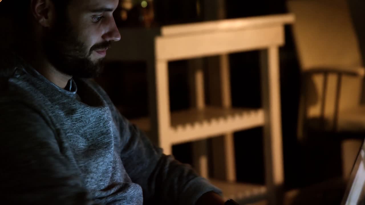 Uomo che lavora fino a tarda notte
