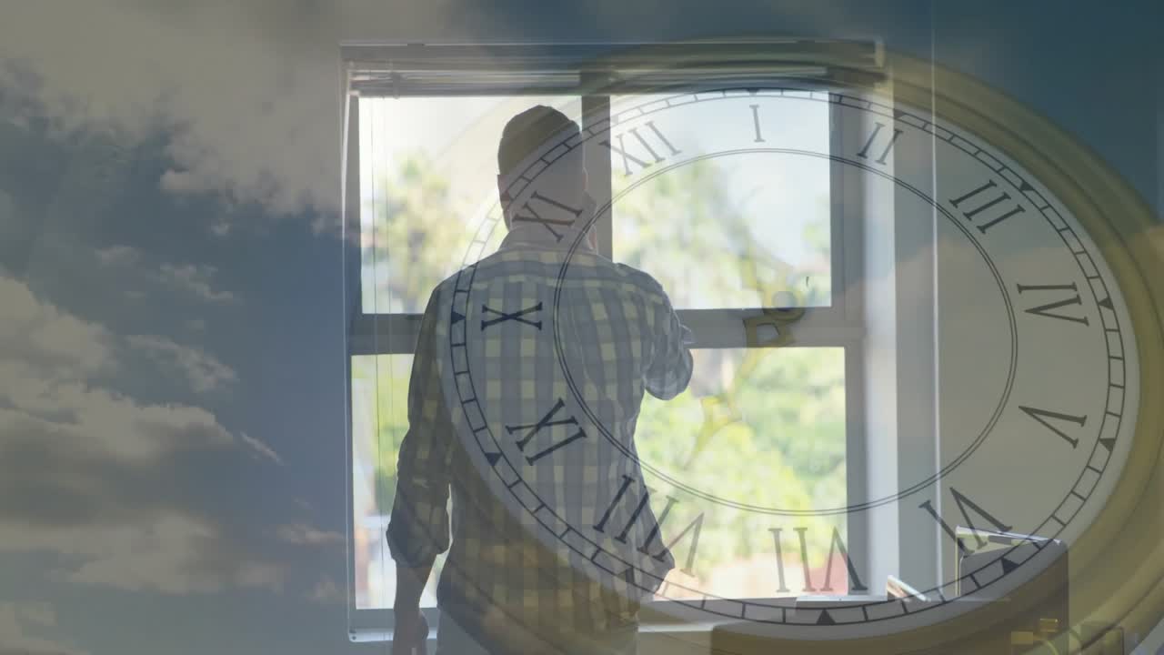Homem de meia-idade atendendo chamada de smartphone, levantando a persiana com sobreposição de relógio, nuvens flutuando em cenário tecnológico.