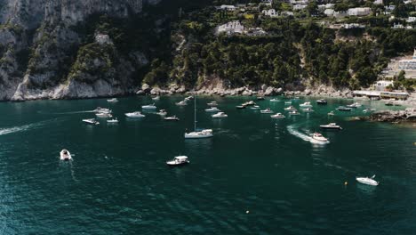 Umlaufende-Luftaufnahme-Zahlreicher-Boote,-Die-Sicher-An-Der-Küste-Der-Italienischen-Marina-Piccola-Festgemacht-Haben