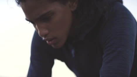 mujer descansando después del entrenamiento