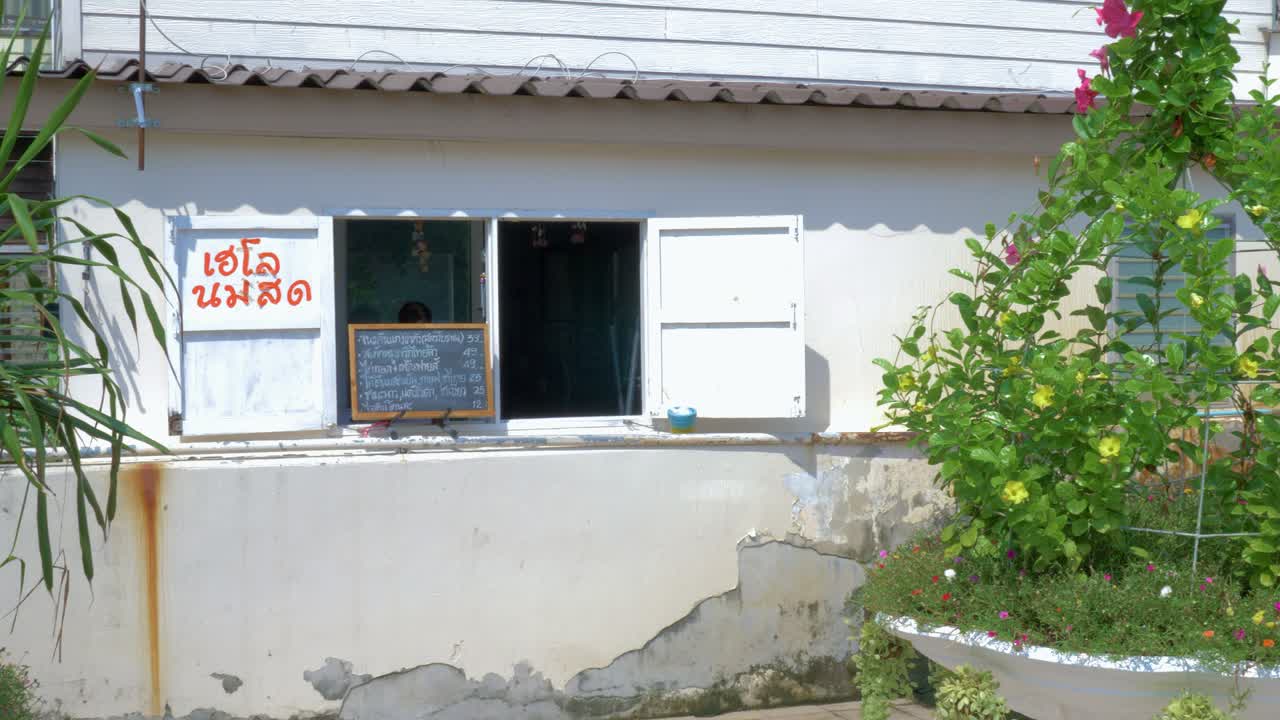 집 비스트로 옆에 있는 둥근 콘크리트 화분에 꽃이 피는 식물 - 중간 샷