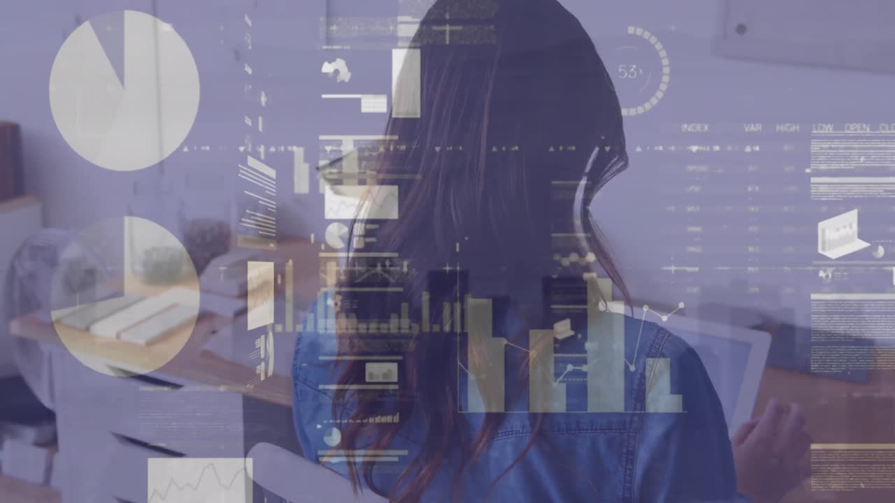 animación del procesamiento de datos estadísticos frente a la vista trasera de una mujer que usa una tableta digital en la oficina