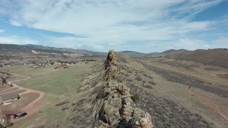 gran formación rocosa como un muro que atraviesa una llanura