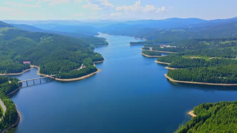 Imágenes-Aéreas-De-Drones-De-Un-Lago-Oasa-De-Las-Montañas-Sureanu,-Condado-De-Alba,-Transalpina,-Transilvania,-Rumania