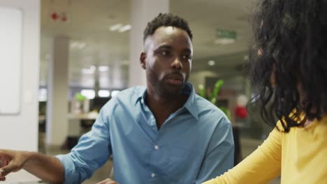 Vídeo-De-Un-Hombre-De-Negocios-Y-Una-Mujer-De-Negocios-Felices-Y-Diversos-Hablando-Sobre-El-Proyecto