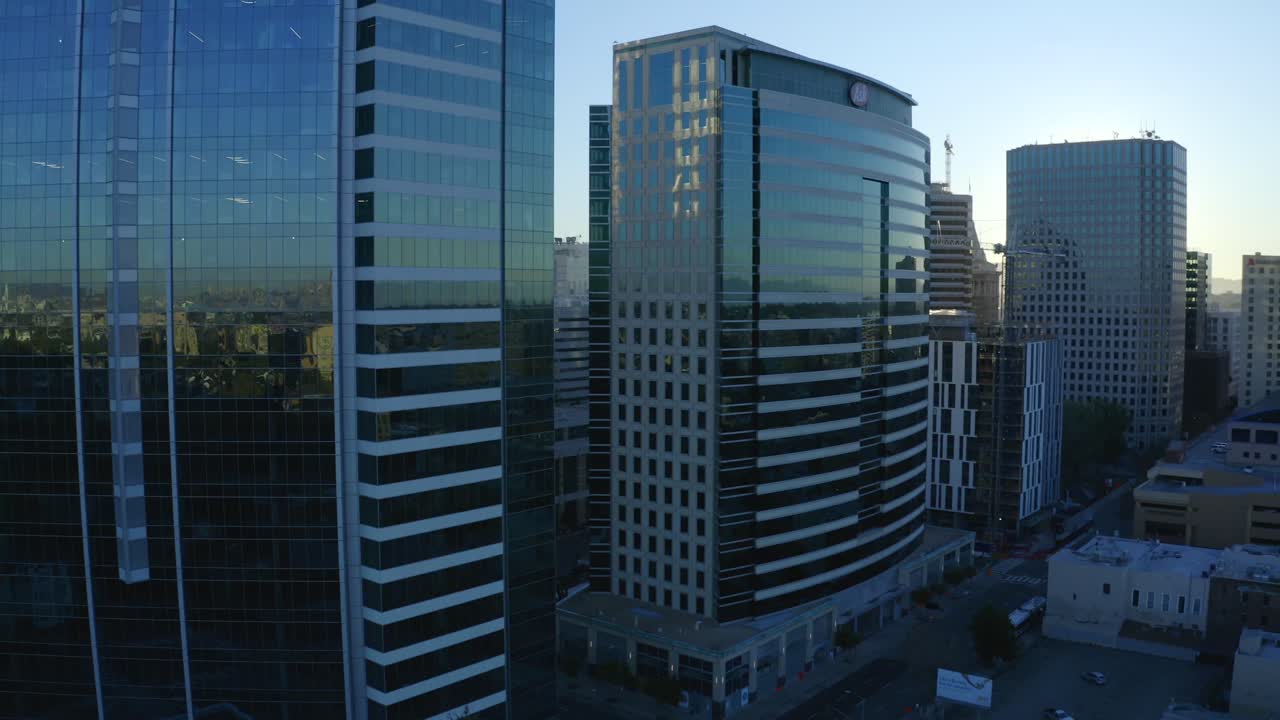 se ha agregado un grado de color más oscuro del último paso y más profundidad a este glorioso amanecer sobre la ciudad urbana