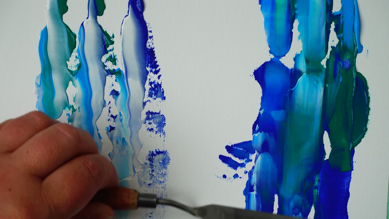 L'artista disegna uno sfondo astratto acrilico