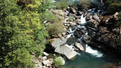 imágenes de drones bajando por la caída de agua de dos niveles en las cataratas de coquille