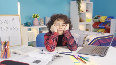 Cansado-De-Clases-Intensas-Y-Agotadoras,-El-Niño-Se-Siente-Abrumado.