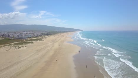 Vista-Aérea-De-Las-Largas-Playas-De-Arena-De-Zahara,-En-Cádiz,-España