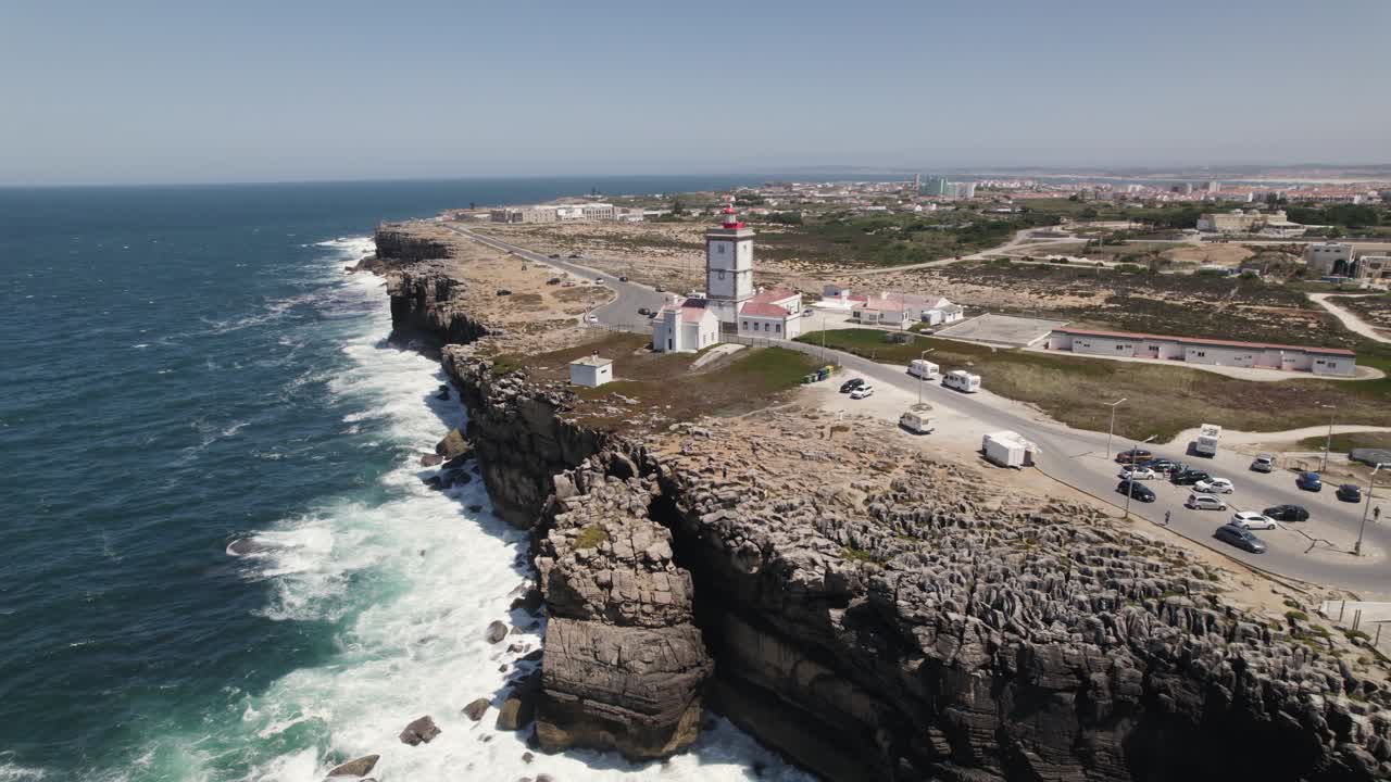 vista aérea orbital faro costero de cabo carvoeiro, peniche - portugal