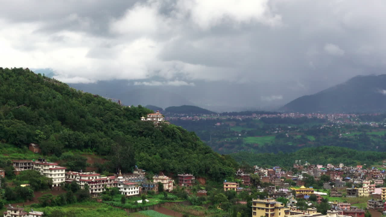 una vista de las tormentas de lluvia sobre el valle de katmandú de nepal