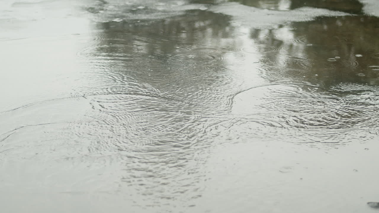 i gummistøvler, der løber hurtigt gennem pølsen.