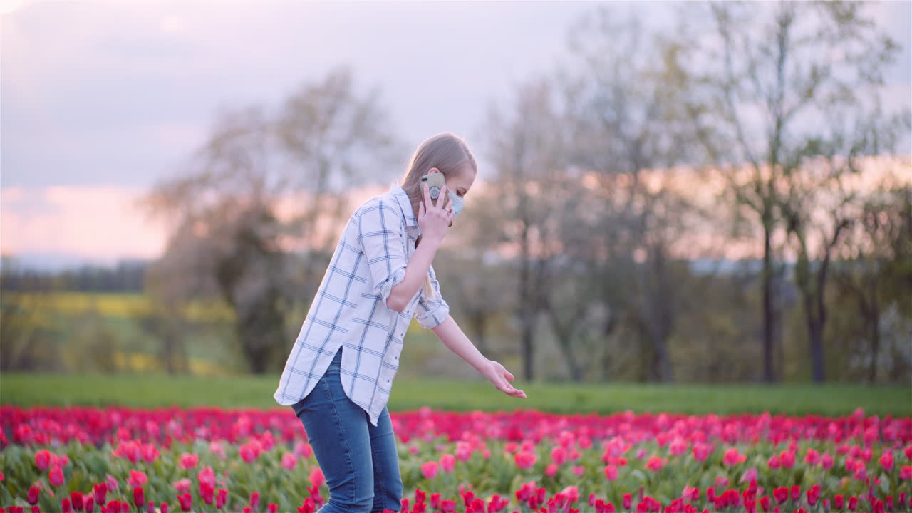 granjero hablando por teléfono en la granja durante la crisis del coronavirus