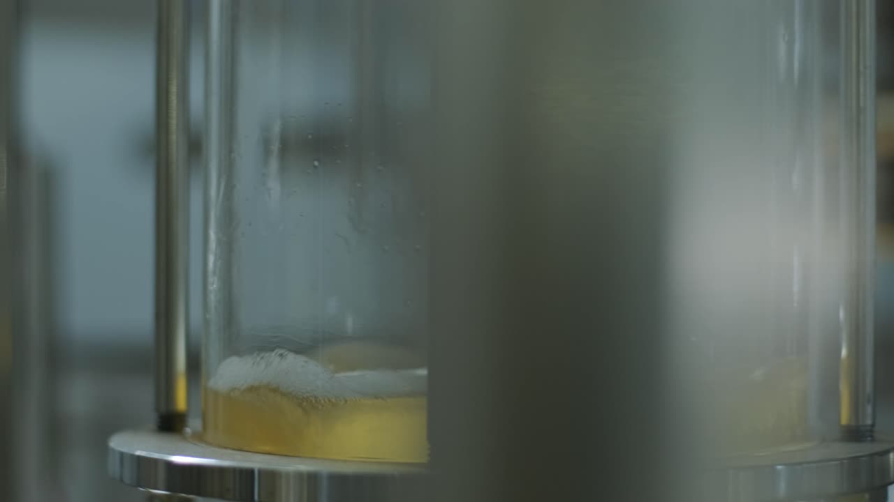 Pabrik bir kerajinan modern. Produksi bir kerajinan. Peralatan modern di pabrik bir.