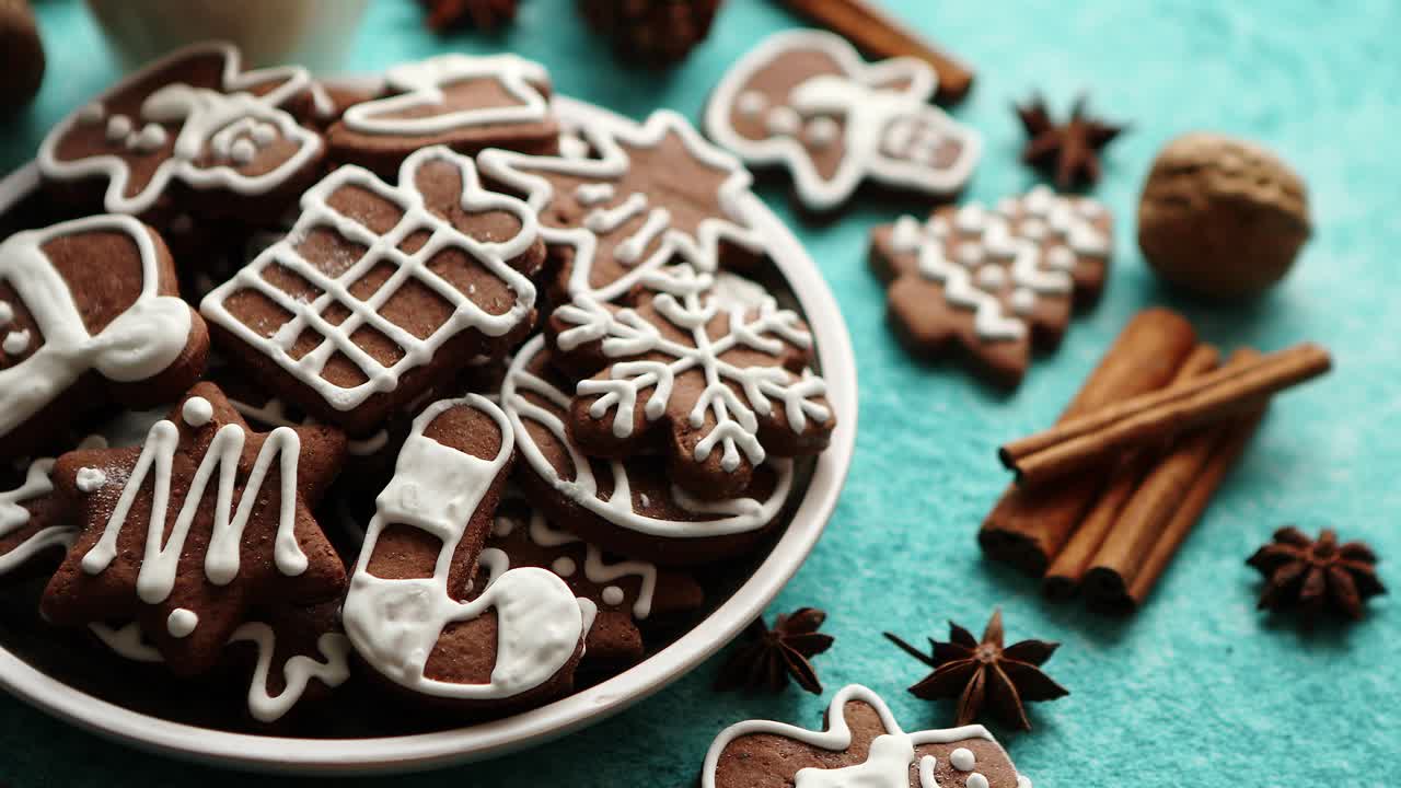 접시에 진저 브레드 쿠키의 달콤한 크리스마스 구성 구색