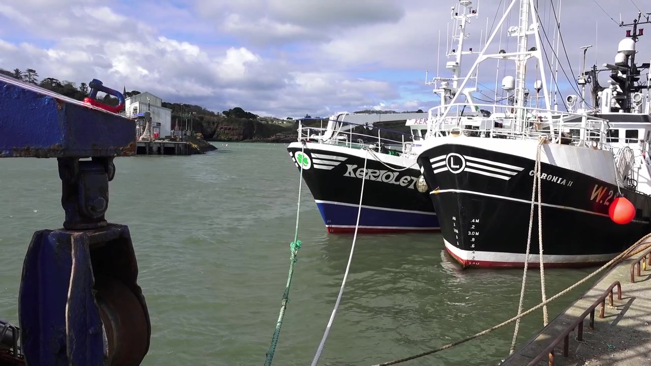 Porto peschereccio di Dunmore East, due grandi pescherecci a strascico moderni ormeggiati prima dell'avvicinarsi della tempesta invernale prevista.