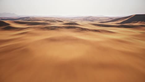 volando sobre dunas de arena en forma de curva durante el clima caluroso del verano. fotografía aérea