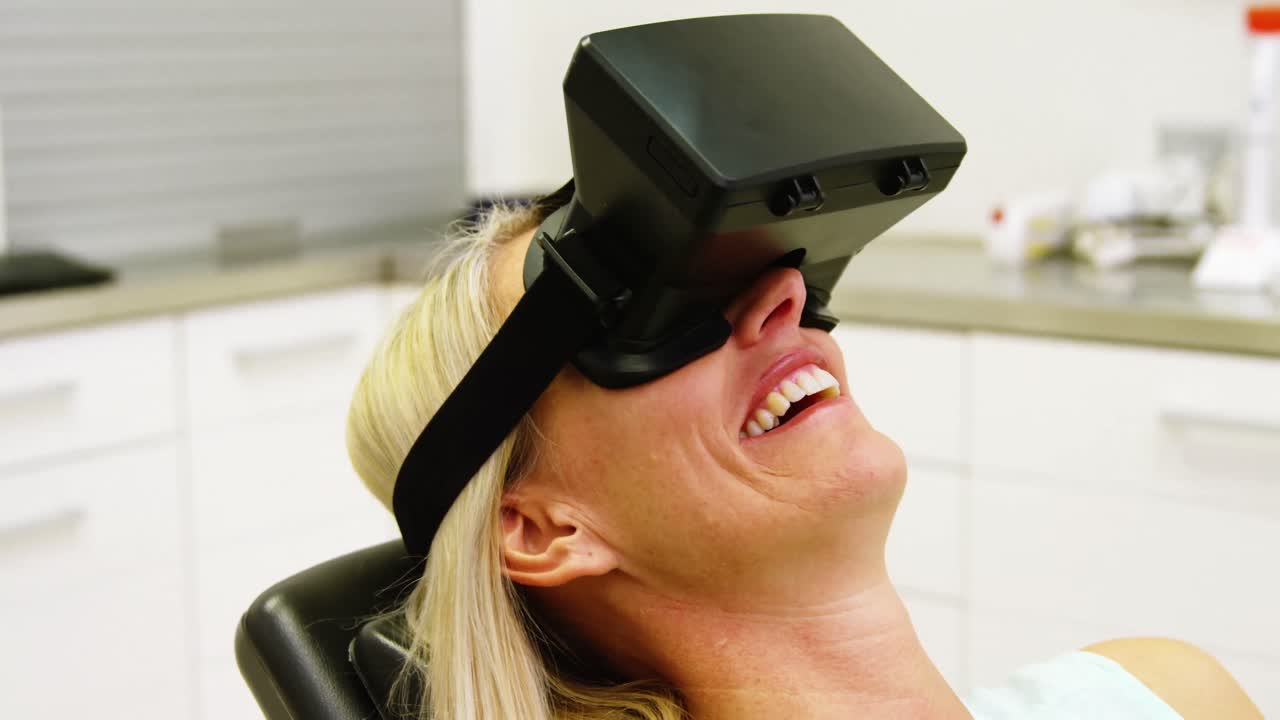 Donna che usando occhiali virtuali