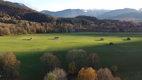 Vista-Aérea-De-Los-Campos-Alrededor-De-La-Ciudad-Montañosa-De-Lenggries-En-Baviera-Durante-Un-Soleado-Día-De-Otoño.