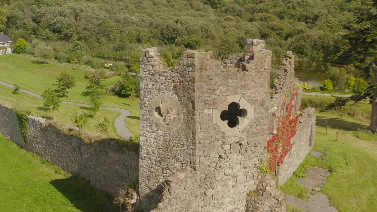 Orbita aerea attorno alla torre gotica "folly" del Castello di Killua a Westmeath, che mostra la sua architettura unica. Contea di Meath.