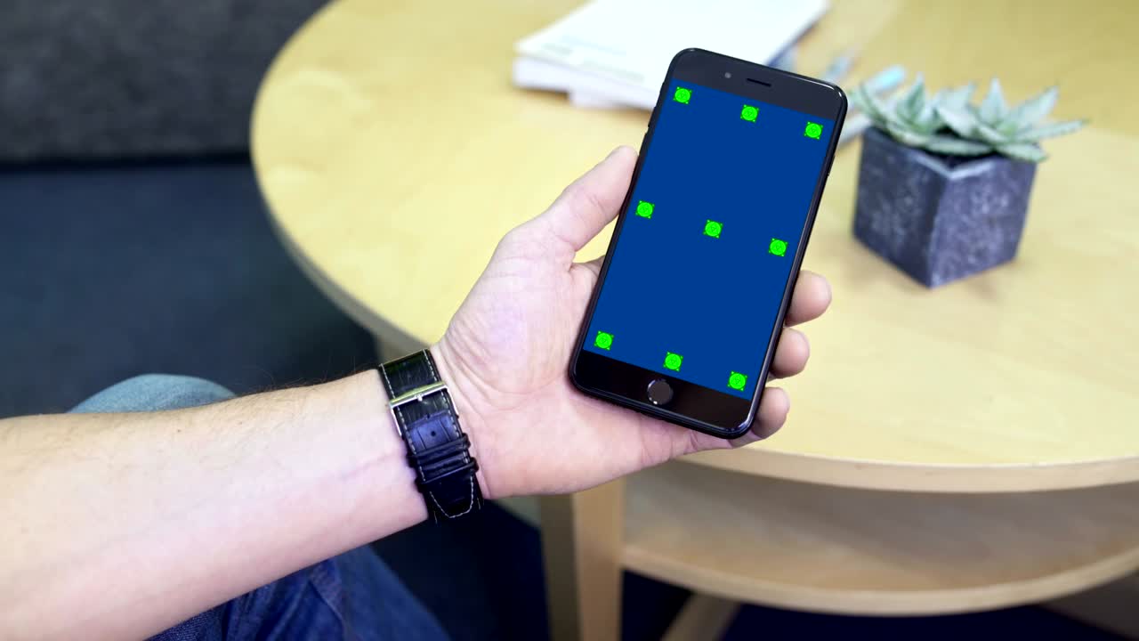 pantalla de pantalla negra del teléfono inteligente con gestos táctiles