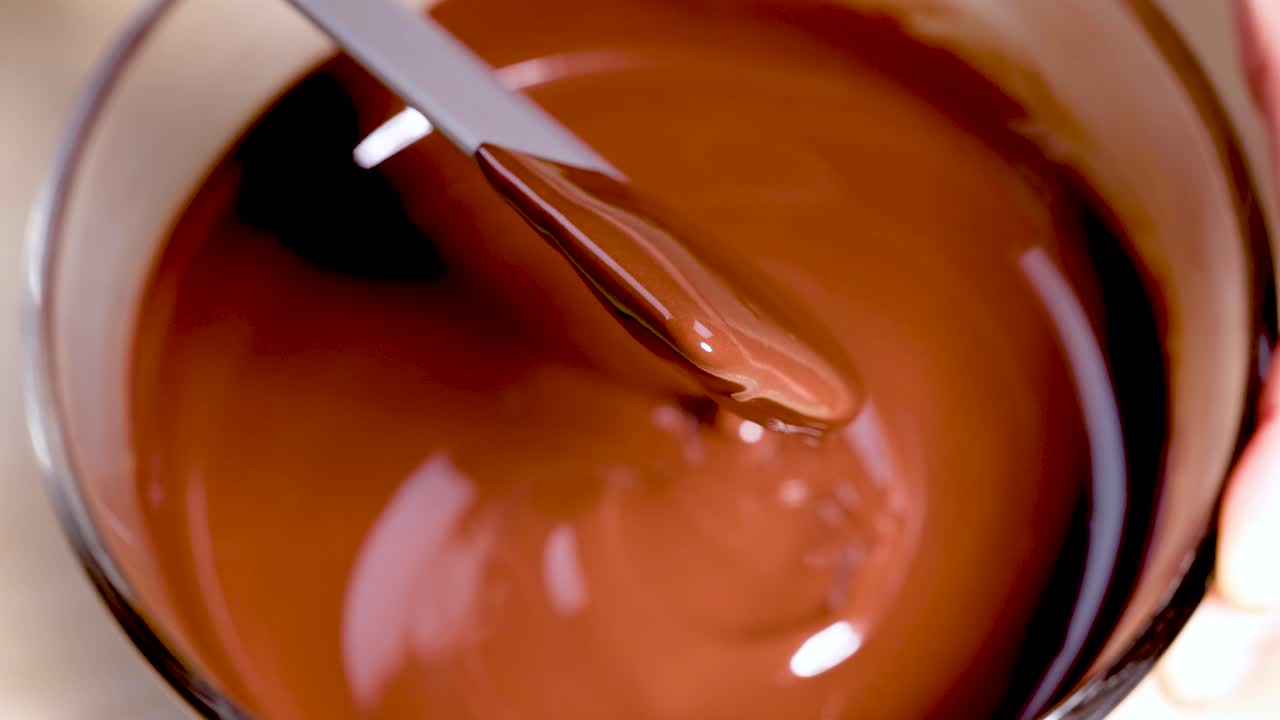 chocolate liso agitado con una espátula