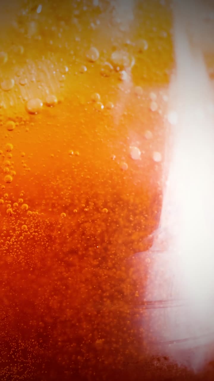 el spritz de aperol se vierte en un vaso