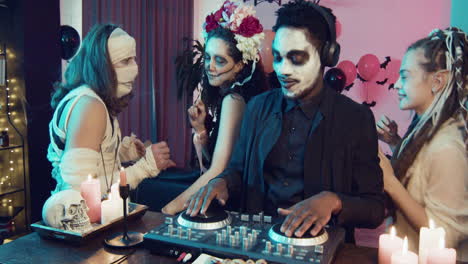 amigos en una fiesta de halloween