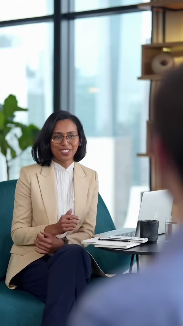 Video di intervista professionale, angolazione all'altezza degli occhi, ambientazione di ufficio moderno, incentrato sull'intervistatore