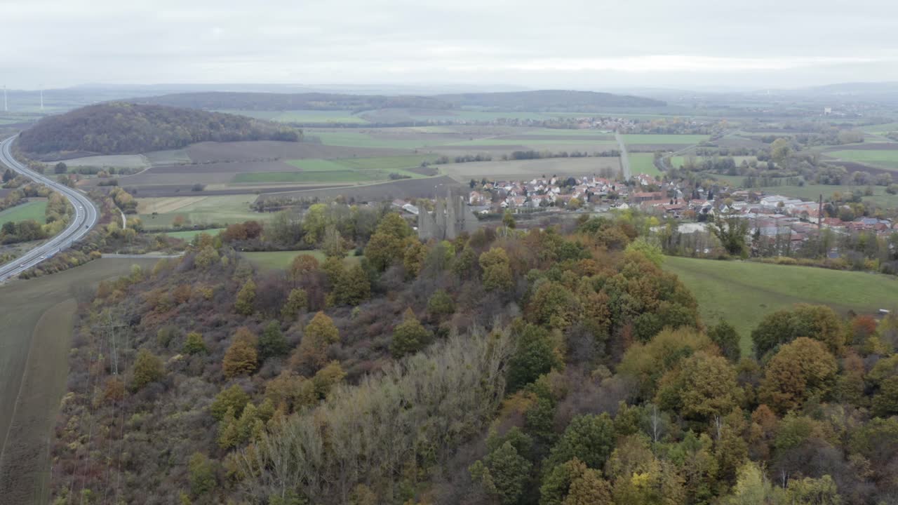 беспилотная съемка пустой автострады автобан во время пандемии короны в германии, европа