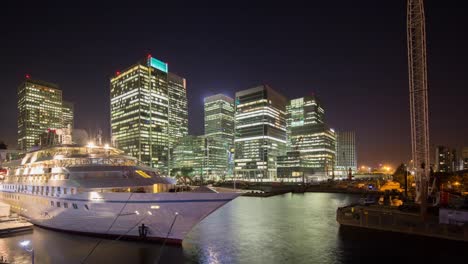 Docklands-Barco-Noche-4k-00